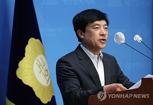 이성윤 더불어민주당 의원이 31일 국회에서 '김건희 종합 특검법' 대표발의 기자회견을 하고 있다.  [연합뉴스]